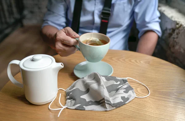 Man Cum Photographer Enjoying Cup Tea Cafe Face Mask Top — Stock Photo, Image