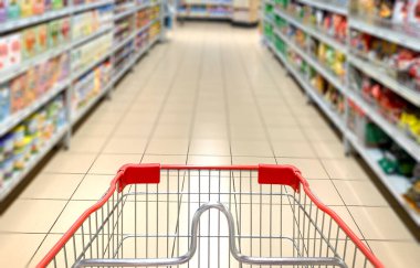 Süpermarkette alışveriş arabasıyla soyut bulanıklık. Market alışverişi kavramı.
