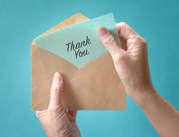 Kadın aç ve teşekkür kartına bak ya da kahverengi bir zarfın içindeki nota. Görüntüyü kapat.