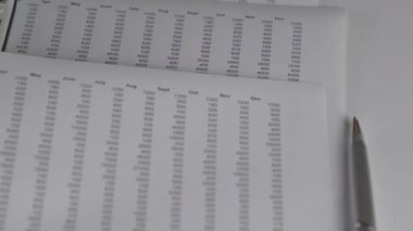 Aylık olarak bütçe tablosunun kayan görüntüsü. Şirket finans ve para muhasebe kavramı.