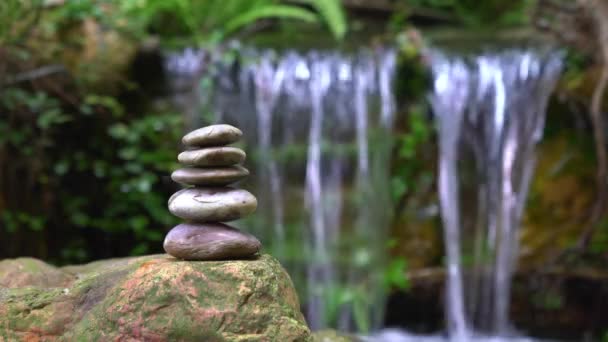 Pirâmide Pedras Seixo Lado Cachoeira Zen Conceito Bem Estar — Vídeo de Stock