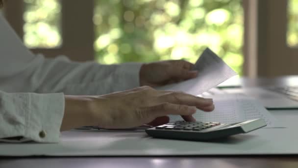 Mujer Contadora Analizando Datos Números Documento Utilizando Calculadora Concepto Finanzas — Vídeos de Stock