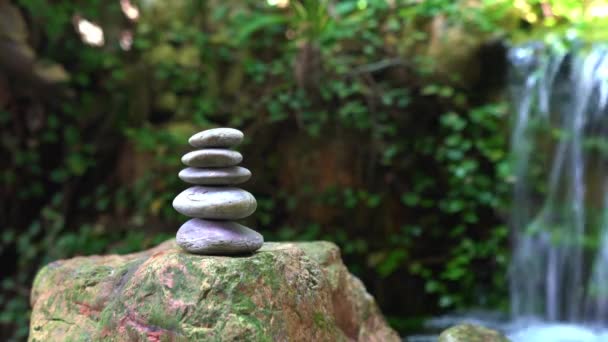 Pirâmide Pedras Seixo Lado Cachoeira Zen Conceito Bem Estar — Vídeo de Stock