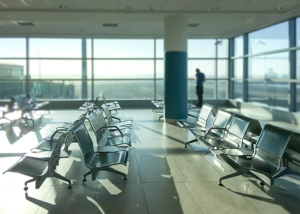 Fast Leeres Flughafenterminal Ein Verschwommener Mann Hintergrund Covid Reisebeschränkungen Und — Stockfoto