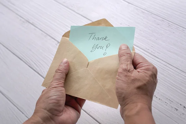 Homem Aberto Olhar Para Cartão Agradecimento Nota Dentro Envelope Marrom — Fotografia de Stock