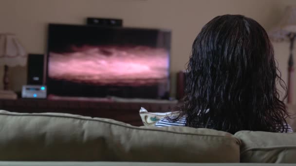Женщина Сидит Диване Смотрит Телепрограмму — стоковое видео