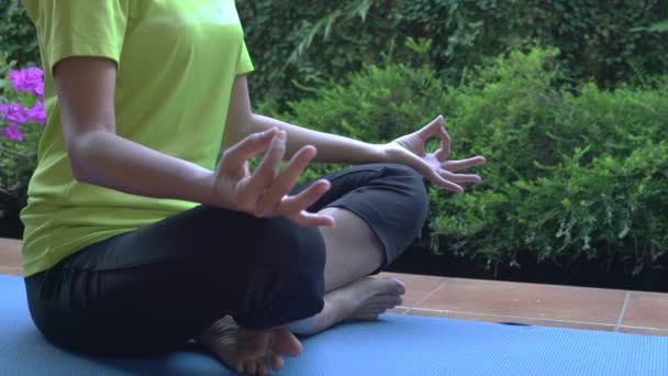 Mujer Sentada Una Alfombra Haciendo Yoga Vista Cerca Signo Mano — Vídeos de Stock