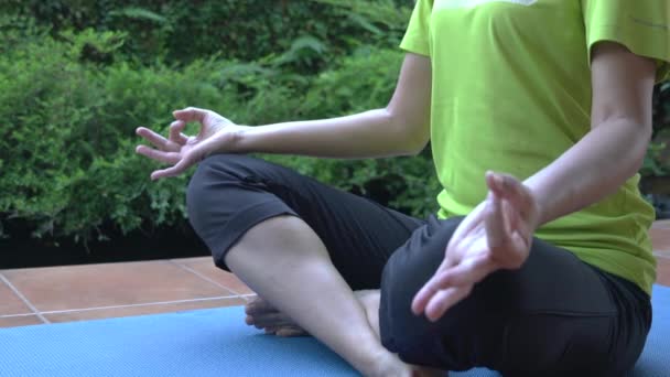 在做瑜伽时 女人手签名的特写镜头 冥想和放松 — 图库视频影像