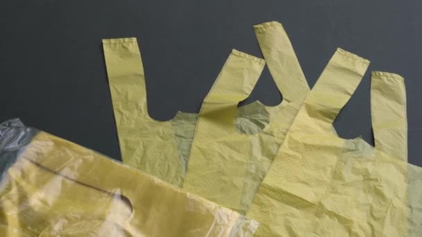 Νέες Κίτρινες Πλαστικές Σακούλες Στην Κορυφή Του Τραπεζιού Τραβηγμένο Κλείσιμο — Αρχείο Βίντεο