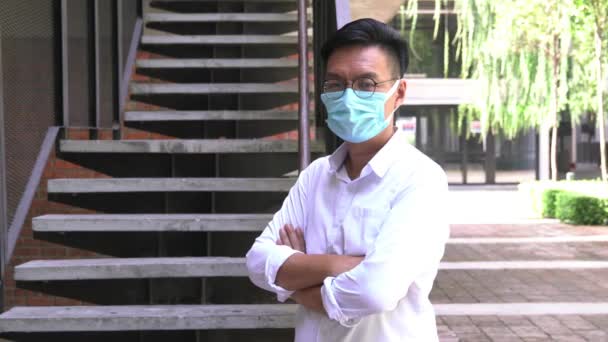 Azjatycki Biznesmen Białej Koszuli Maską Twarzy Stojący Przy Schodach Miejskie — Wideo stockowe
