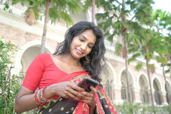 Gyönyörű Indiai Hagyományos Indiai Szári Jelmezben Sms Ezik Telefonján Kezével — Stock Fotó