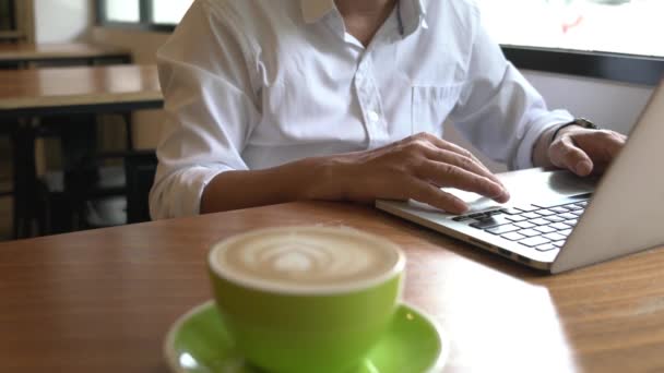 Zakenman Aan Het Werk Met Zijn Laptop Sluit Het Schot — Stockvideo