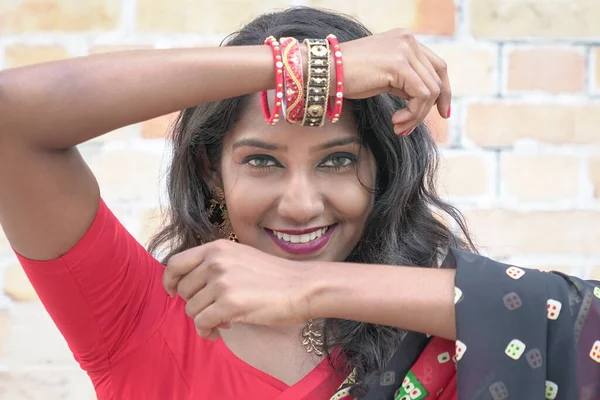 Замкнутий Постріл Усміхненої Красивої Індійської Жінки Позою Рук — стокове фото