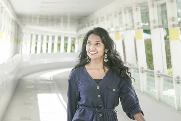 Чудова Індійська Жінка Модель Посміхається Йде Коридору — стокове фото