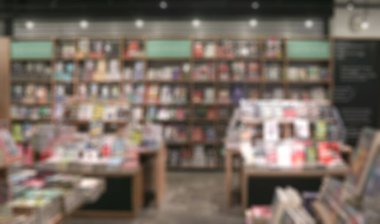 Kitapların sergilendiği ve alışveriş yapmayan bir kitapçı. Odaklanmamış.