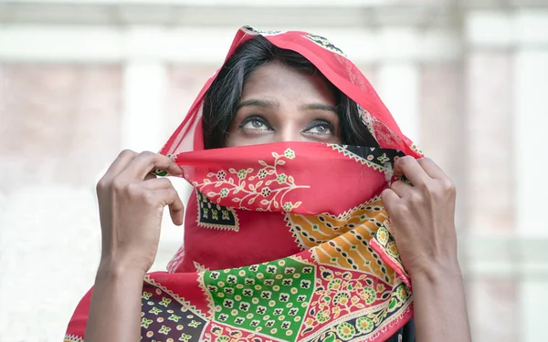 Krásná Indická Žena Tradičním Indickým Kostýmem Saree Závojem Zakrývající Její — Stock fotografie