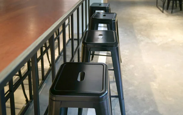 Rangée Tabourets Métal Noir Côté Une Table Bois Dans Restaurant — Photo