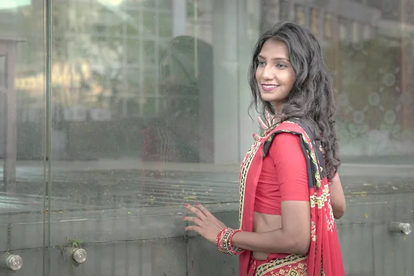 Widok Boku Pięknej Uśmiechniętej Indianki Czerwonym Sari Ustawienie Zewnątrz — Zdjęcie stockowe
