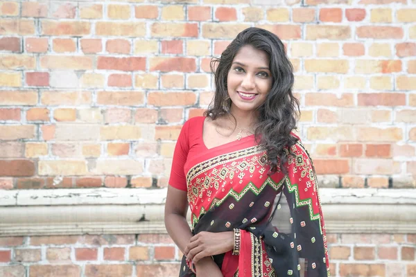 Портрет Усміхненої Гарної Індійської Жінки Червоному Сарі Копіювальний Простір — стокове фото