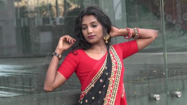 Krásná Asijské Indický Etnický Žena Model Nosí Červený Saree Pózovat — Stock video