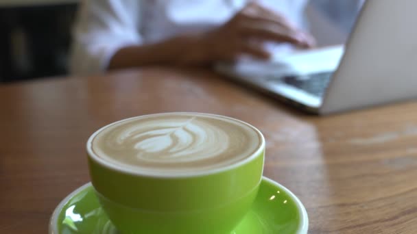 Osoba Pracująca Nad Laptopem Tle Wybiórczym Naciskiem Filiżankę Kawy Stole — Wideo stockowe