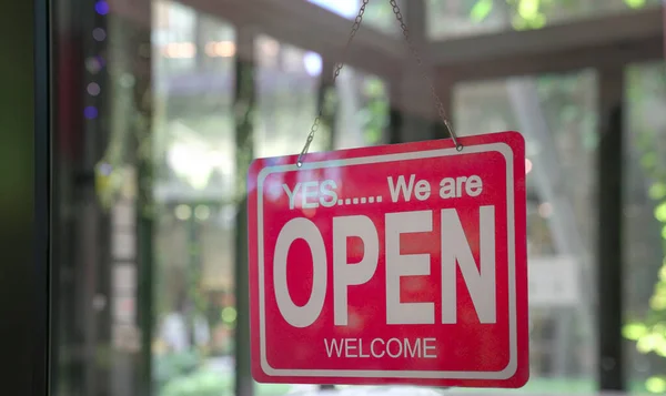 Signboard Yes Open Wiszące Szklanych Drzwiach Restauracji — Zdjęcie stockowe