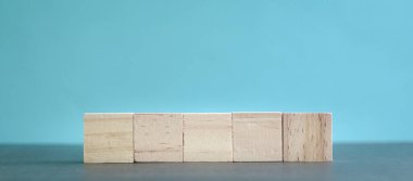 Masada 5 harf boş ve ahşap bloklar var..