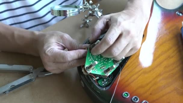 Hombre Reparación Placa Circuito Guitarra Tornillo Apretado Una Tuerca Diy — Vídeos de Stock