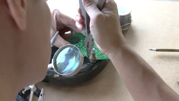 人修理吉他电路板 使用钳子和焊锡工具 Diy在家里 — 图库视频影像