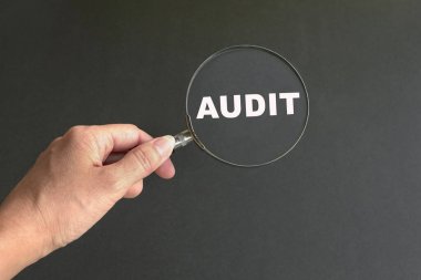 Denetleme, elle tutulan büyüteçler hakkında bilgi. Siyah arkaplan.