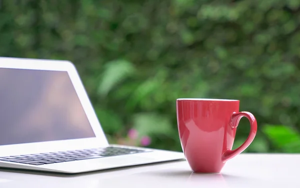 Reggelt Kávé Piros Pohár Számítógép Laptop Zöld Kert Bokeh Háttér — Stock Fotó