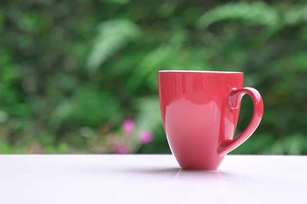 Hot Coffee Red Cup Table Nature Bokeh Background Copy Space — Φωτογραφία Αρχείου