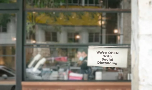 Defocused Εστιατόριο Ειδοποίηση Για Παράθυρα Είμαστε Ανοιχτοί Κοινωνική Απόσταση Νέο — Φωτογραφία Αρχείου