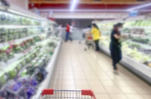 Fondo Desenfoque Compra Verduras Frescas Supermercado Con Carro Rojo — Foto de Stock