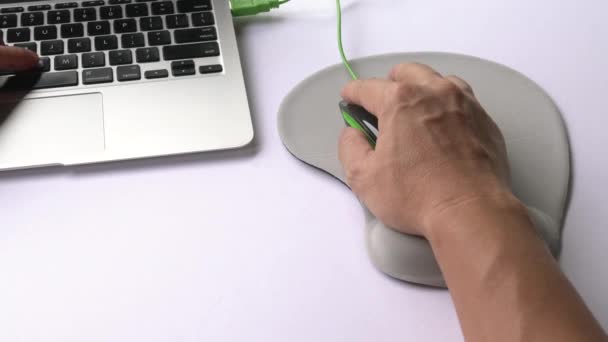 Homem Usando Descanso Pulso Apoio Mouse Pad Enquanto Trabalhava Computador — Vídeo de Stock