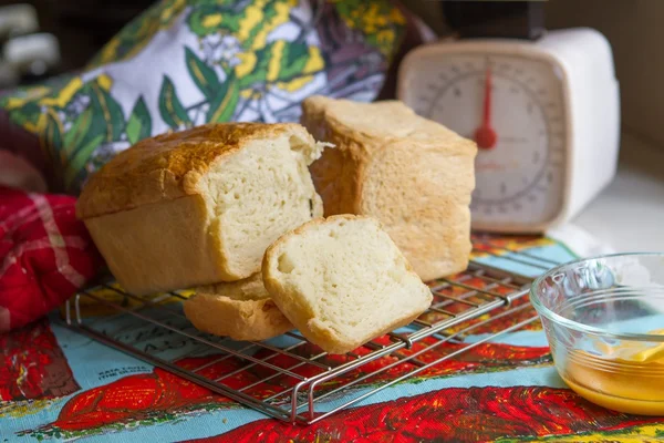 Hemgjorda vitt bröd — Stockfoto