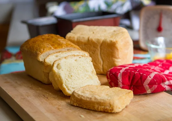 Hemgjorda vitt bröd — Stockfoto