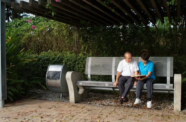 Senior couple reading a book — Stock Photo, Image