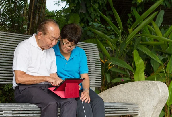 Senior couple on computer tablet — Stock Photo, Image