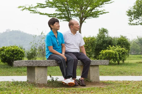 Senior couple at the park — Stock Photo, Image