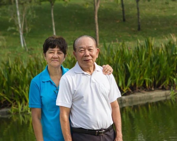 Cuplu în vârstă în parc — Fotografie, imagine de stoc