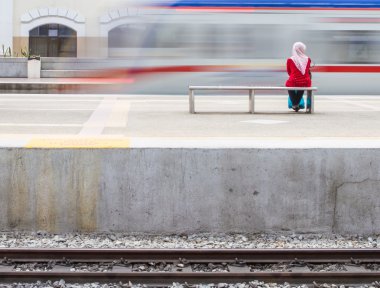 Tren istasyonunda bekleyen