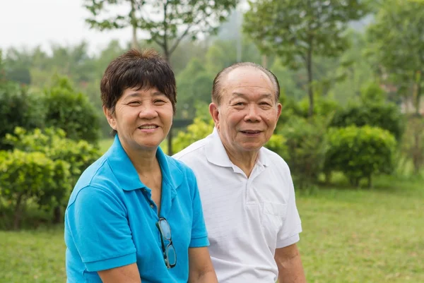 Senior couple at the park — Stock Photo, Image