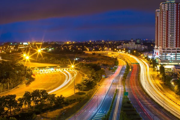 Scène nocturne d'une ville — Photo