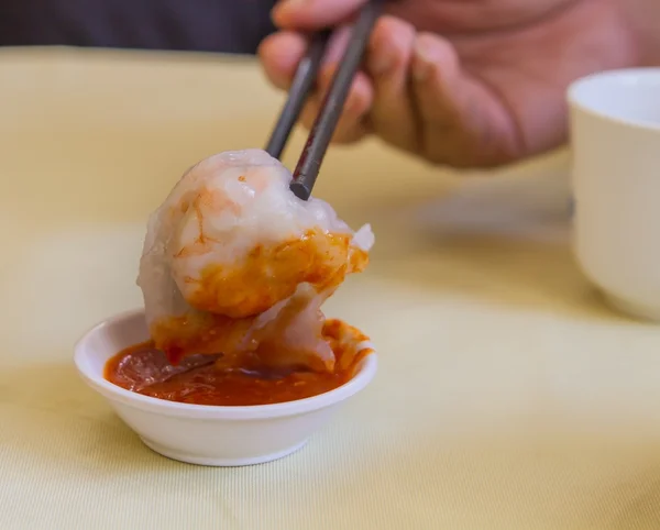 Garnelen Dimsum mit Essstäbchen — Stockfoto