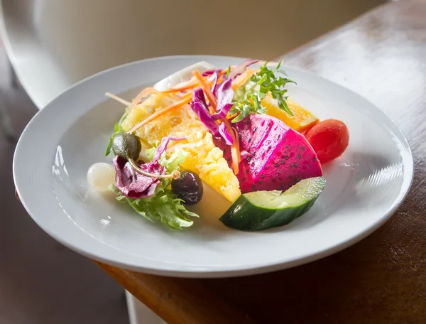 Frisk sallad och frukt — Stockfoto