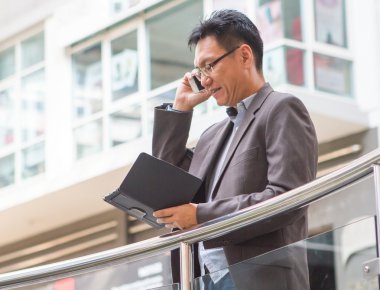 Ceket ile Asya iş adamı