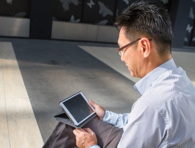 Çinli erkek yetişkin ipad üzerinde