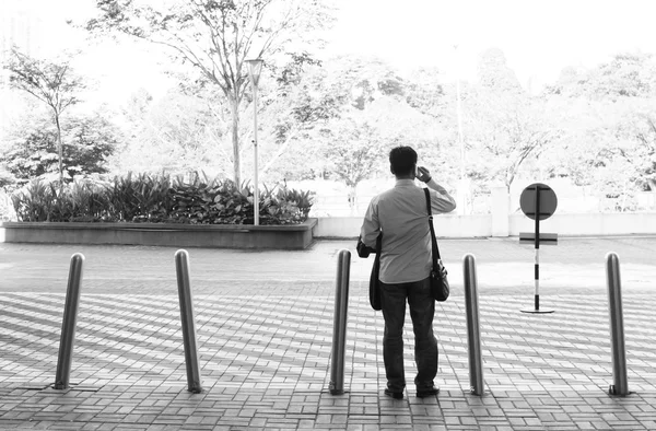 Man waiting and on the phone — Stock Photo, Image