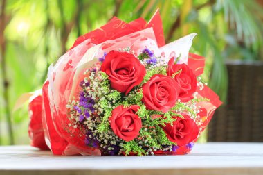 Bir buket kırmızı gül.